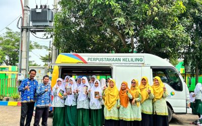 Gerilia SMPIT Al-Izzah: Menyulut Semangat Membaca Lewat Perpustakaan Keliling